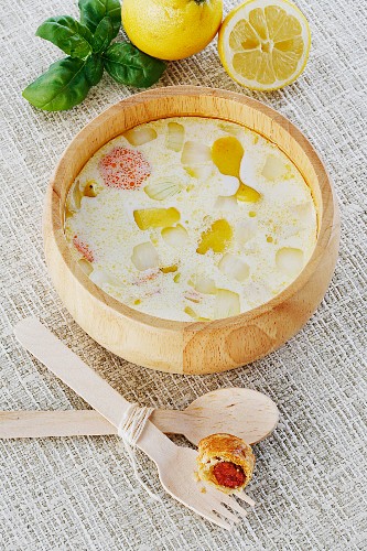 Eier-Zitronen-Suppe mit Chistorra im Blätterteigmantel (Navarra, Spanien)