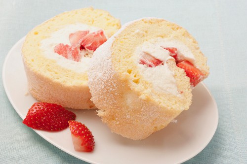 Strawberry and cream sponge roulade