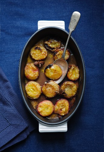 Baked, halved plums with star anise, ginger and syrup