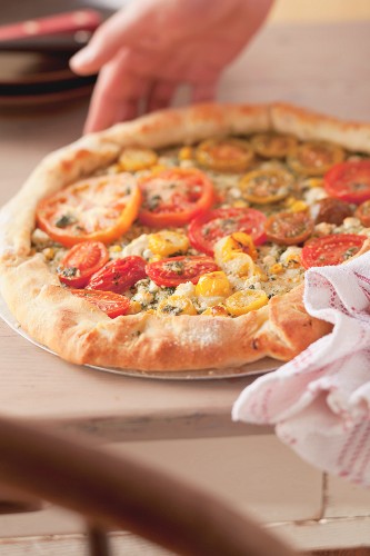 Pizza with pistou, sweet corn and tomatoes
