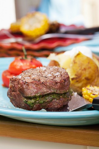 Barbecued fillet steak stuffed with pesto