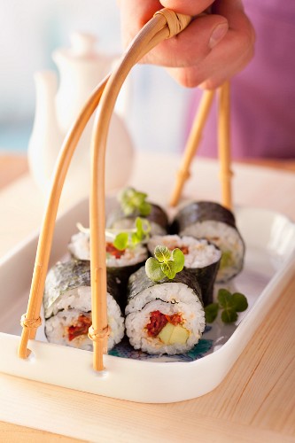 Maki-Sushi mit getrockneten Tomaten und Avocado