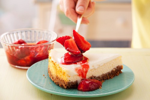 California Cheesecake mit Sauerrahmglasur, mit Erdbeeren servieren
