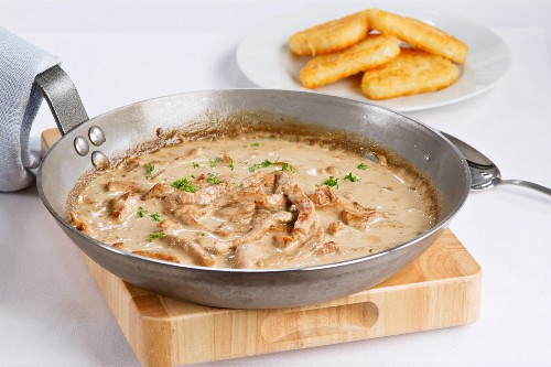 Zürcher Geschnetzeltes (Swiss dish from Zurich consisting of chopped veal, mushrooms and cream)