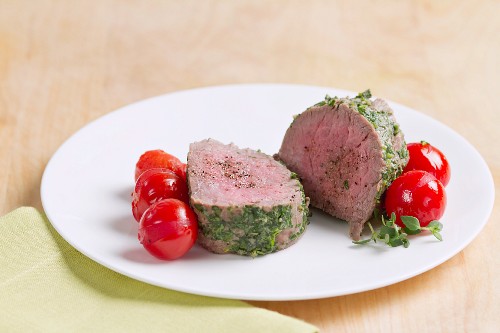 Gedämpftes Kalbsfilet im Kräutermantel mit Cocktailtomaten