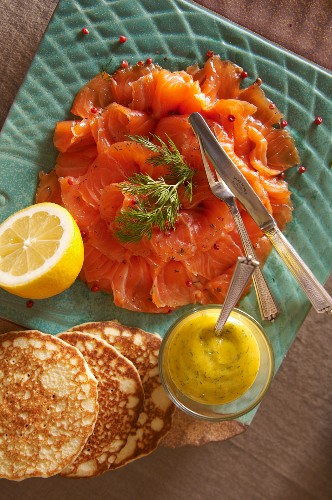 Graved Lachs mit Senfsauce und Pancakes