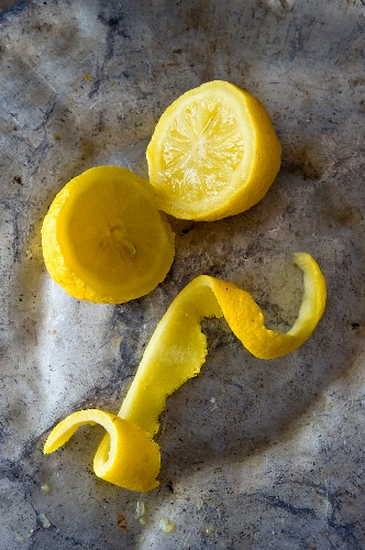 A halved lemon and lemon peel