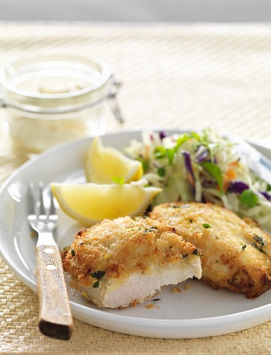 Hähnchenschnitzel mit Zitrone und Coleslaw