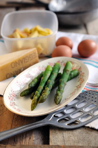 Ingredients for asparagus frittata with potatoes and Parmesan