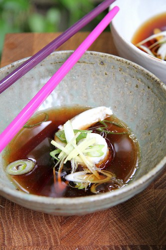 Sole rolls with vegetables in a soy broth (Asia)
