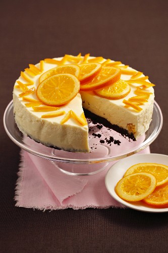 weiße Schokoladenmousse-Orangen-Torte mit Brownieboden