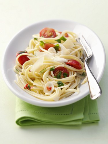 Spaghetti with garlic and tomatoes