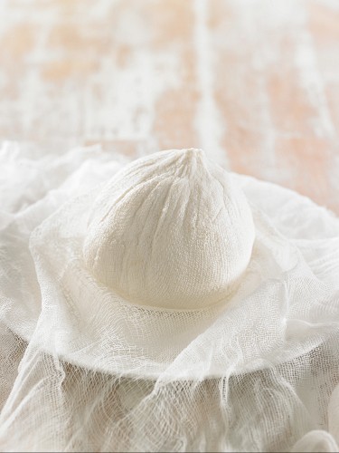 How to prepare vegan macadamia nut cheese: leaving the cheese mixture to dry in a muslin cloth