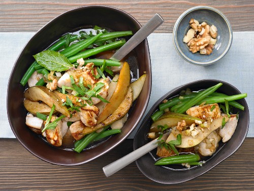 Chicken cooked with pears and green beans