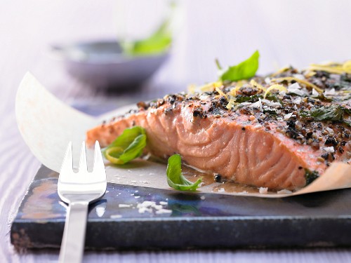 Lachsfilet mit Zitrone, Basilikum und schwarzem Pfeffer