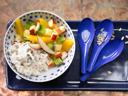 Reis mit Joghurt, frischen Früchten und Sonnenblumenkernen