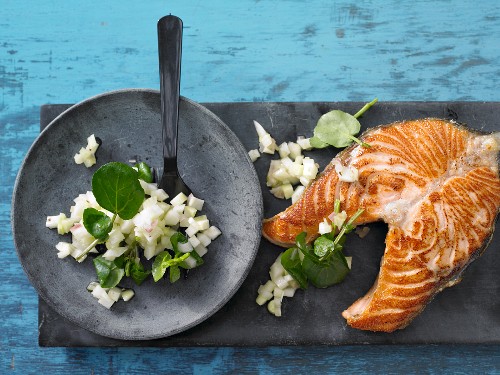 Salmon steak with kohlrabi and fennel salad