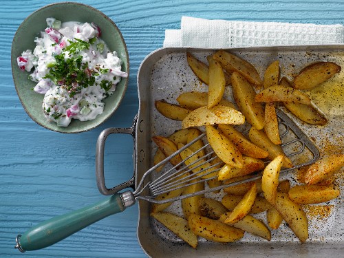 Gebackene Kartoffelspalten mit Gemüse-Quarkdip