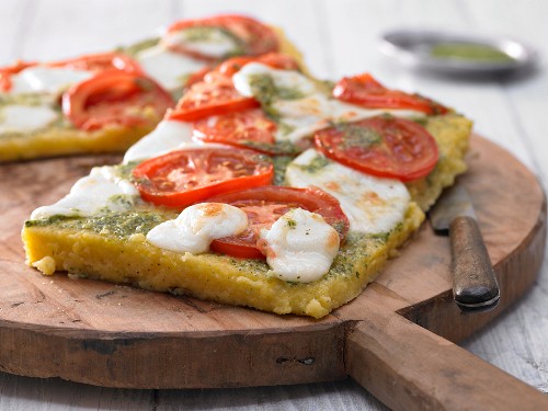 Polenta-Pizza mit Pesto, Tomaten und Mozzarella