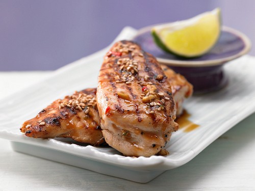 Chicken breast covered in sesame seeds with chilli and honey sauce (Asia)