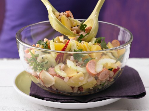Kartoffel-Gurken-Salat mit weißen Bohnen und Wiener Würstchen