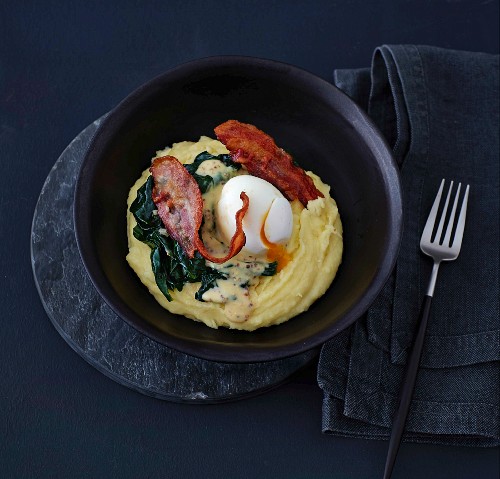 Potato purée with spinach, bacon and a soft-boiled egg
