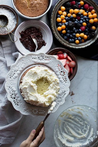 Biskuitkuchen mit Vanillecreme bestreichen