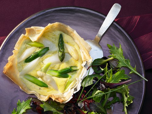 Asparagus tartlets with green and white asparagus and wild garlic pesto