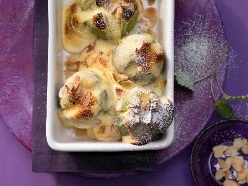 Grilled figs with cottage cheese and almonds