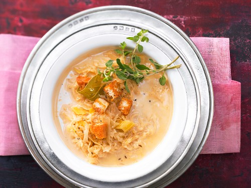 Sauerkrautsuppe mit Orangenschale und Croûtons