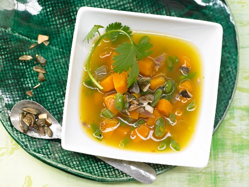 Kürbiseintopf mit grünen Bohnen und roter Zwiebel