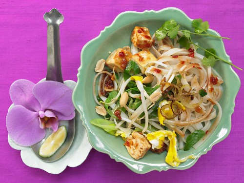 Vegetarisches Pad Thai mit Tofu, Ei, Mungosprossen, Frühlingszwiebeln und Erdnüssen
