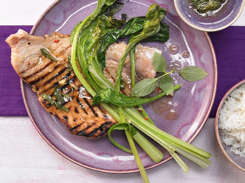 Gegrillter Schwertfisch mit thailändischem Gemüse und Ingwer