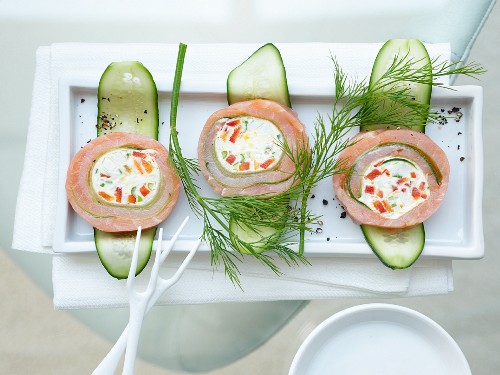 Gurken-Lachs-Rouladen mit Frischkäse-Creme gefüllt