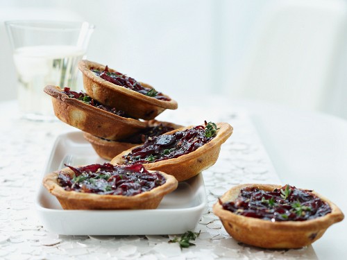 Onion tartlets with thyme shortbread and port wine