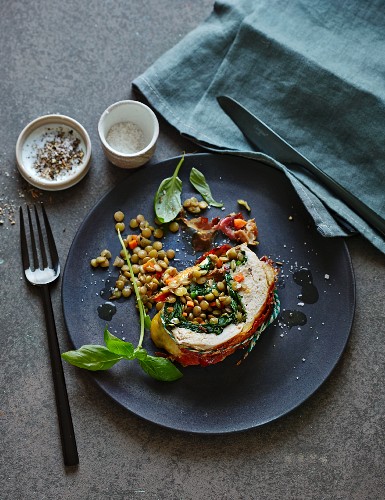 Guinea fowl filled with lentils and spinach (low carb)