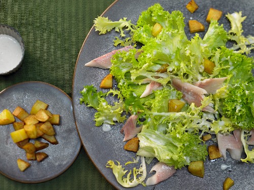 Räucherforelle auf grünem Salat mit Kartoffel-Croûtons und Meerrettichsauce