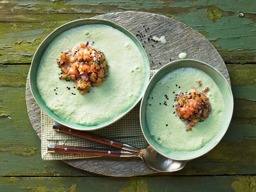 Kalte Gurkensuppe mit Lachstatar