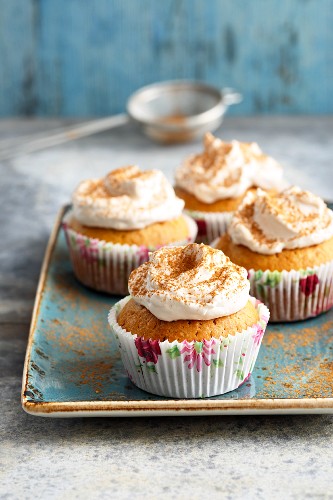 Kleine Chai Latte-Kuchen mit Sahne-Topping