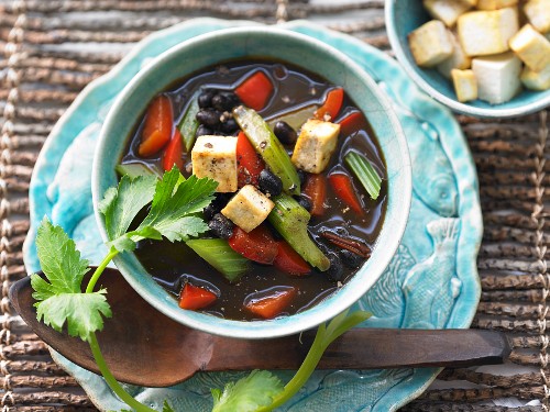 Schwarze Bohnensuppe mit Pfeffertofu und Gemüse