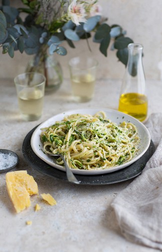 Linguine with courgette noodles and Parmesan