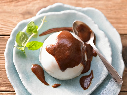 Faux cream caramel made from yoghurt, with coffee and caramel