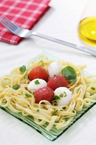 Bandnudeln mit Mozzarella und Tomaten