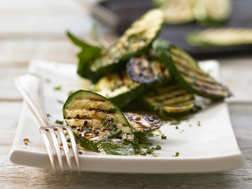 Grilled zucchini slices with mint and honey