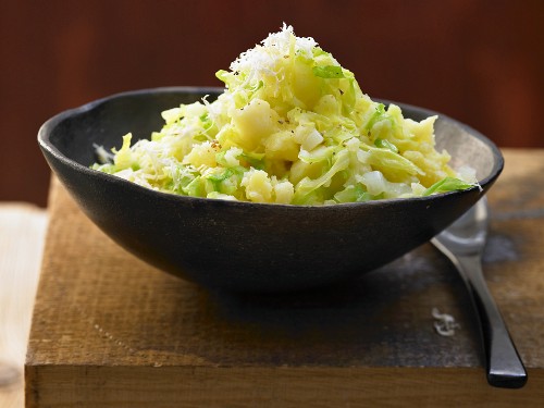 Mashed potatoes with pointed cabbage and horseradish