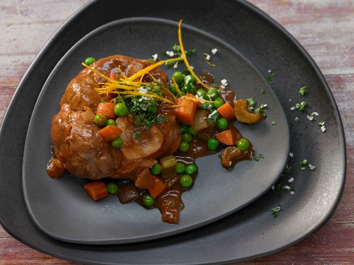 Osso buco with peas and carrots