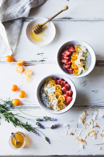 Frühstücks-Bowl mit Chia, Kumquats, Erdbeeren und Lavendelhonig (glutenfrei)