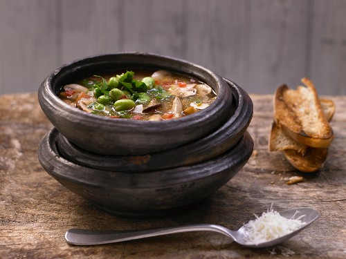 Toskanische Pilzsuppe mit Fenchel und Thymian