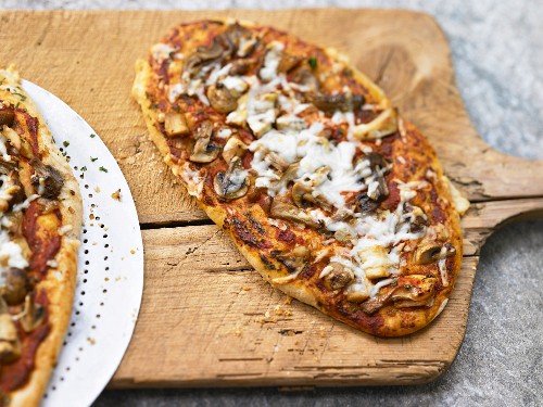 Pizza mit Pilzen und Ziegengouda