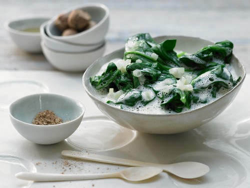 Spicy spinach with onions, garlic and soy cream